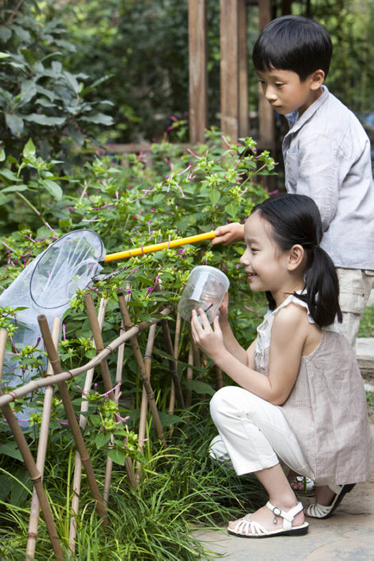 东方人,儿童,两个人,公园,站,蹲,微笑,竖图,室外,侧面,衬衫,快乐,友谊,幸福,纯洁,蝴蝶,北京,中国,亚洲,服装,拿着,休闲装,刺激,小孩,衣服,自然,站着,蝴蝶网,可爱,乐趣,童年,童趣,摄影,服饰,享乐,衣着,穿着,童真,东亚,烂漫,无邪,广口瓶,衣饰,无忧无虑,天真,男孩,男人,男性,女孩,女人,亚洲人,中国人,孩子,站立,彩图,全身,欢乐,男生,挨着,好奇心,bj175