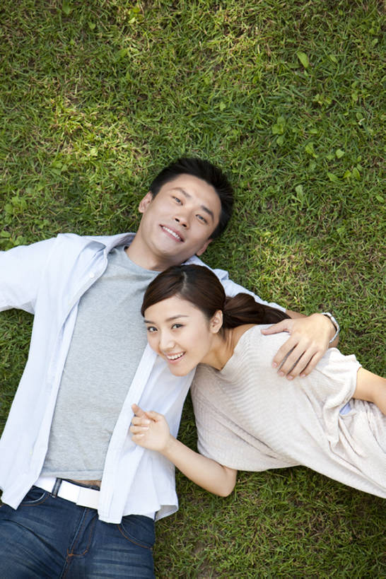 东方人,两个人,公园,笑,微笑,露齿笑,竖图,俯视,室外,白天,留白,衬衫,爱情,友谊,草坪,北京,中国,亚洲,连接,服装,浪漫,托腮,牛仔裤,休闲装,草,衣服,温暖,温馨,恩爱,搭,恋人,摄影,服饰,和睦,享乐,衣着,穿着,搭着,关爱,肖像,东亚,陪同,衣饰,陪伴,年轻男性,年轻女性,亚洲人,中国人,年轻人,情侣,半身,彩图,高角度拍摄,爱,欢乐,深情,伴侣,融洽,伴随,bj175