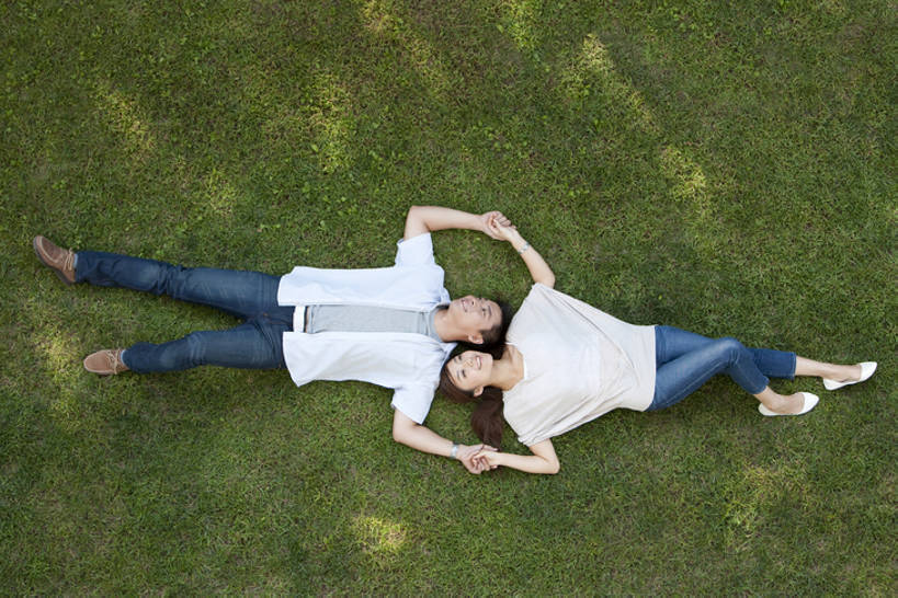 东方人,两个人,公园,笑,微笑,露齿笑,横图,俯视,室外,白天,留白,衬衫,爱情,友谊,草坪,北京,中国,亚洲,连接,服装,浪漫,牛仔裤,休闲装,草,衣服,向上看,温暖,温馨,恩爱,恋人,摄影,服饰,支撑,和睦,享乐,衣着,穿着,关爱,东亚,陪同,衣饰,陪伴,年轻男性,年轻女性,亚洲人,中国人,年轻人,情侣,手牵手,彩图,高角度拍摄,全身,爱,欢乐,深情,伴侣,融洽,伴随,bj175