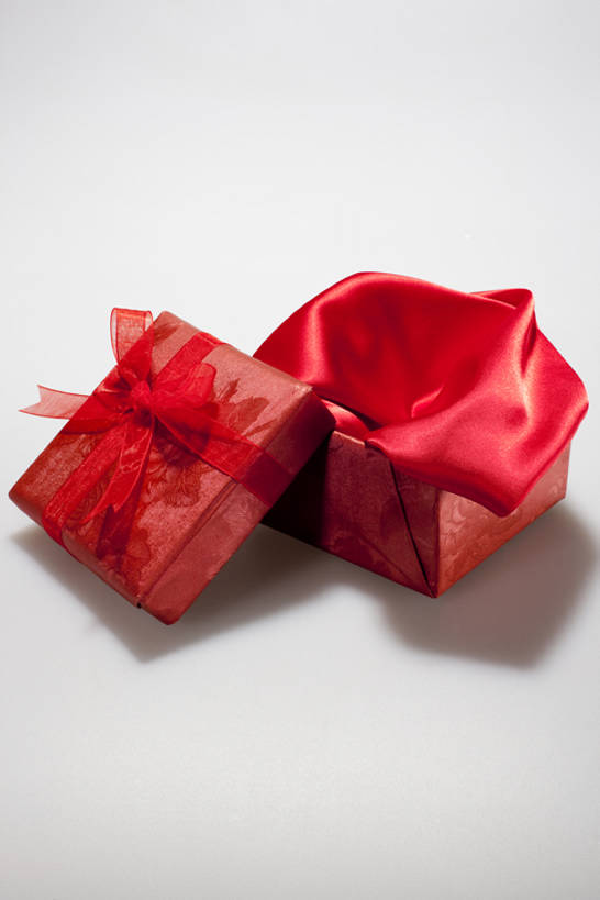 无人,竖图,室内,白色背景,静物,礼物,中国,春节,亚洲,庆祝,装饰,光线,丝绸,缎带,光芒,折叠,红色,汉字,摄影,中国文化,东亚,肌理,彩图,影棚拍摄,传统文化,象征主义,bj175