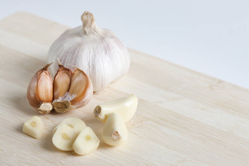 无人,横图,俯视,室内,白色背景,蔬菜,中国,亚洲,准备,木制,材料,生食,食品,案板,切块,蒜头,饮食,摄影,蒜瓣,简单,清新,东亚,健康食物,大蒜,彩图,高角度拍摄,影棚拍摄,成分,bj175