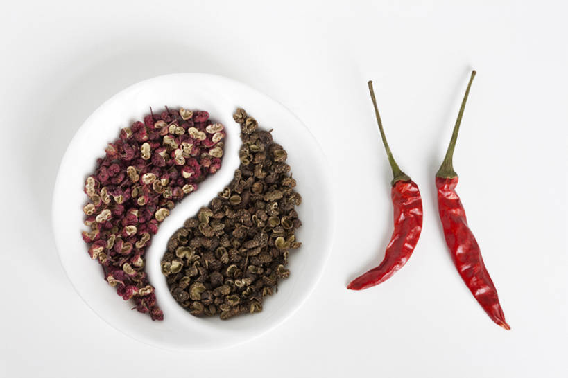 无人,横图,室内,白色背景,辣椒,中国,亚洲,许多,材料,瓷器,符号,香料,食品,很多,饮食,碗,平衡,摄影,佛教,简单,道教,东亚,东亚文化,彩图,影棚拍摄,禅宗,象征主义,bj175