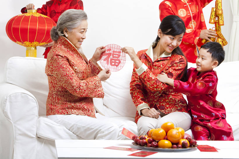 东方人,儿童,老年人,三个人,家庭,母亲,祖父母,祖母,客厅,站,坐,笑,微笑,露齿笑,横图,室内,白天,正面,聚会,生日,快乐,满意,兴奋,探险,纯洁,运气,沙发,水果,中国,春节,亚洲,连接,庆祝,装饰,并排,丝绸,纸,食品,拿着,刺激,竹签,小孩,红色,剪纸,社区,看,靠,靠着,站着,温暖,温馨,一家人,面对面,橙色,汉字,可爱,童年,童趣,搭,协助,和睦,起居室,享乐,愉悦,搭着,关爱,近景,中国文化,占卜,出示,童真,东亚,烂漫,无邪,抽签,繁荣,元旦,想法,美术工艺,天真,老年女性,男孩,男人,男性,年轻女性,女人,女性,亚洲人,中国人,孩子,年轻人,站立,张开手臂,彩图,爱,欢乐,深情,唐装,融洽,男生,传统文化,问卜,签条,传统节日,bj175