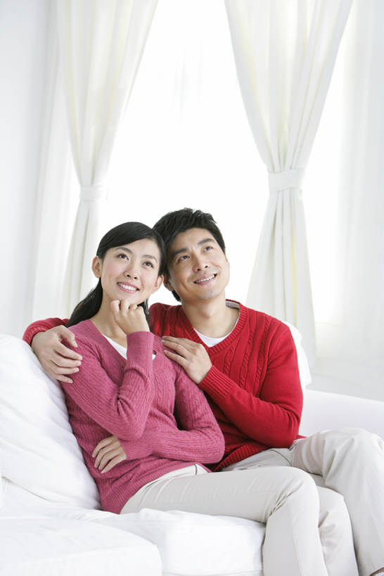 东方人,中年人,两个人,夫妻,客厅,坐,微笑,竖图,室内,正面,毛衣,爱情,幸福,沙发,中国,亚洲,浪漫,拿着,休闲装,向上看,思考,温暖,温馨,恩爱,恋人,摄影,和睦,起居室,关爱,肖像,东亚,陪同,陪伴,异性恋,男人,年轻女性,女人,中年男性,亚洲人,中国人,年轻人,夫妇,情侣,彩图,爱,深情,伴侣,融洽,伴随,bj175