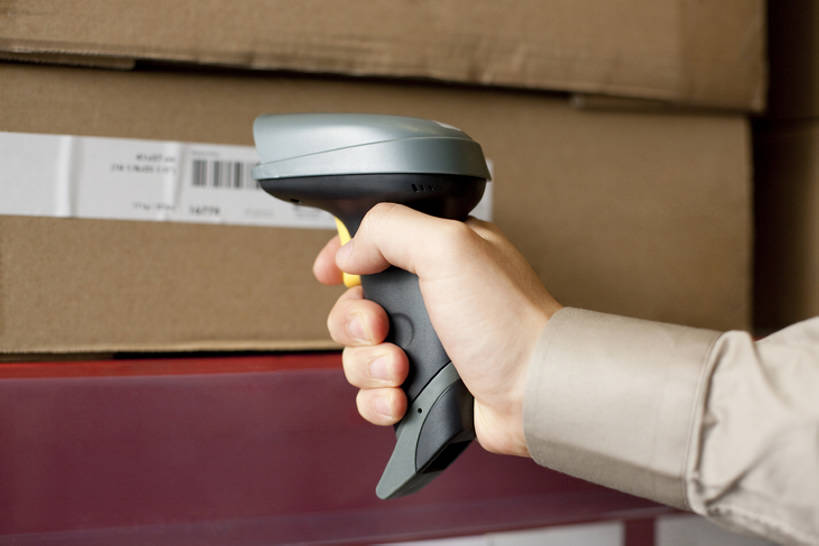 东方人,中年人,手,一个人,横图,室内,特写,制服,商务,技术,电子,北京,中国,亚洲,分析,信息,标签,符号,商品,数字,纸箱,仓库,拿着,标识,盒子,快递员,工业,运输,摄影,扫描,条形码,编码,快递,条码,速递,东亚,物流,条形码扫描器,条形码阅读器,男人,中年男性,亚洲人,中国人,彩图,商业,bj175