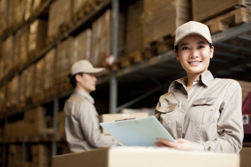 东方人,中年人,两个人,站,微笑,横图,室内,正面,制服,商务,北京,中国,亚洲,写,工作,棒球帽,商品,纸箱,仓库,注视,盒子,工人,观察,看,快递员,职业,服务,工业,运输,摄影,观看,写字板,察看,组织,关注,运送,快递,速递,东亚,物流,责任,认真,男人,女人,中年男性,中年女性,亚洲人,中国人,员工,半身,彩图,匠人,劳动者,体力工,检查表,bj175