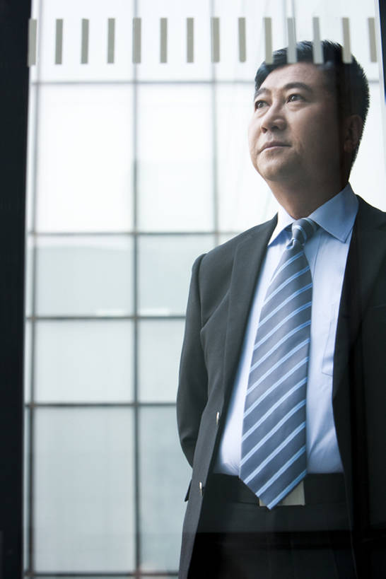 东方人,中年人,老年人,一个人,商务人士,商务男性,办公室,竖图,白天,衬衫,商务,窗户,北京,中国,亚洲,套装,透明,注视,方向,观察,看,思考,办公大楼,想,摄影,观看,察看,专心,领导,经理,关注,商务装,工薪阶层,东亚,责任,把握,认真,老年男性,男人,亚洲人,中国人,白领,上班族,半身,彩图,衬衣,首席执行官,掌控,bj175