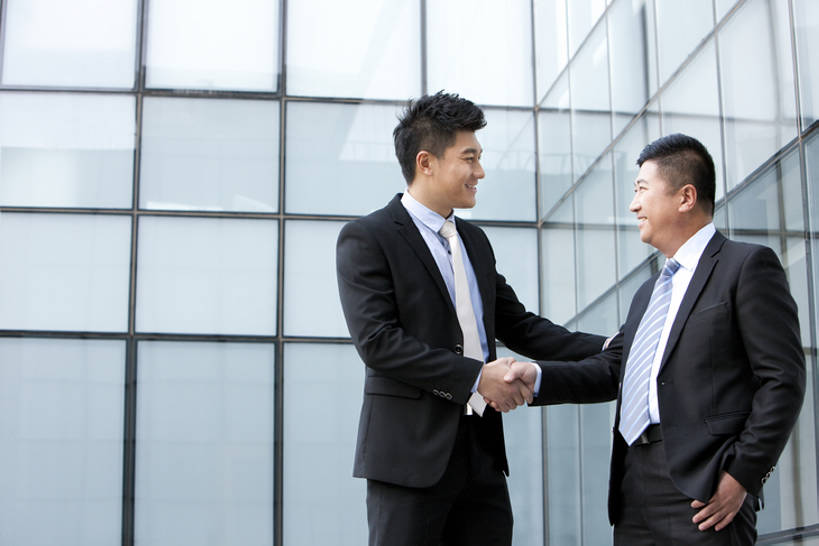 东方人,中年人,老年人,两个人,商务人士,商务男性,办公室,站,握手,微笑,横图,白天,衬衫,商务,快乐,通讯,成功,团队,信心,北京,中国,亚洲,套装,方向,办公大楼,同意,摄影,领导,经理,商务装,合伙,工薪阶层,东亚,陪同,陪伴,把握,信任,老年男性,男人,年轻男性,亚洲人,中国人,年轻人,白领,上班族,半身,彩图,衬衣,首席执行官,掌控,伴随,bj175
