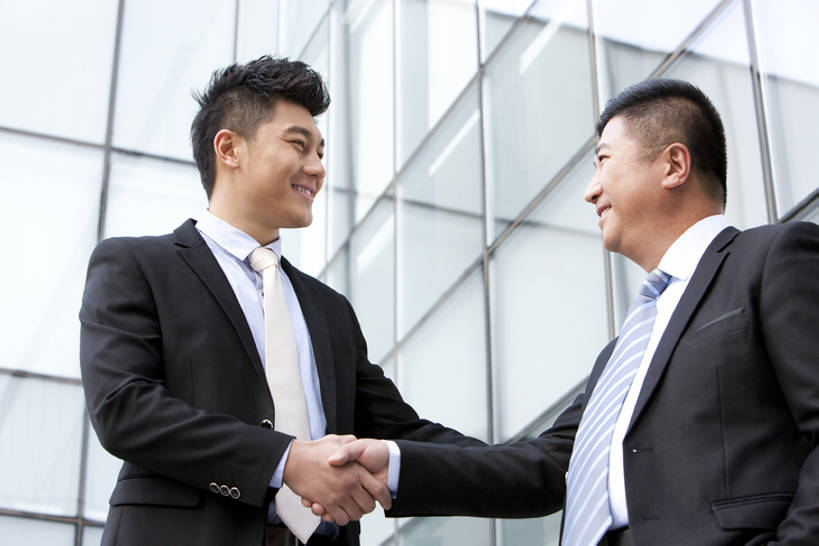 东方人,中年人,老年人,两个人,商务人士,商务男性,办公室,站,握手,微笑,横图,白天,仰视,衬衫,商务,快乐,通讯,成功,团队,信心,北京,中国,亚洲,套装,方向,办公大楼,同意,摄影,领导,经理,商务装,合伙,工薪阶层,东亚,陪同,陪伴,把握,信任,老年男性,男人,年轻男性,亚洲人,中国人,年轻人,白领,上班族,半身,彩图,低角度拍摄,衬衣,首席执行官,掌控,伴随,bj175