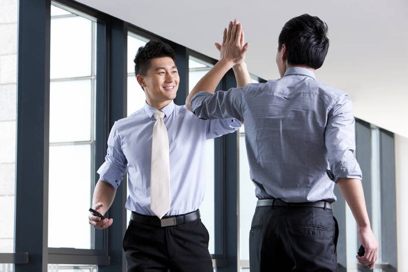 东方人,两个人,商务人士,商务男性,办公室,站,举,微笑,横图,室内,衬衫,商务,快乐,成功,团队,信心,北京,中国,亚洲,击掌,套装,欢呼,庆祝,托,办公大楼,摄影,商务装,合伙,工薪阶层,东亚,陪同,陪伴,男人,年轻男性,亚洲人,中国人,年轻人,白领,上班族,举起,举手,举着,向上举,向上伸,向上托,彩图,衬衣,好消息,伴随,bj175