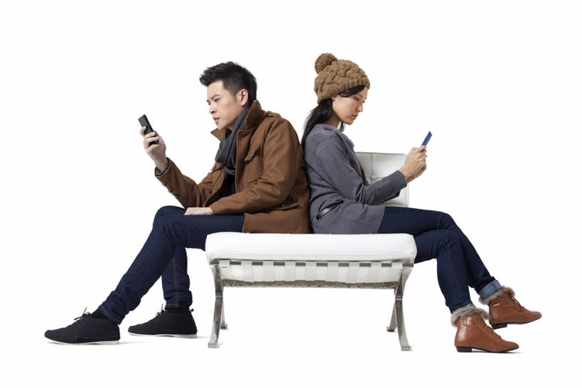 东方人,西方人,儿童,少年,成年人,一个人,两个人,夫妻,坐,横图,白色背景,正面,爱情,时尚,通讯,纯洁,互联网,技术,美景,手机,椅子,欧洲,中国,欧洲人,亚洲,仅一个年轻女性,仅一个女性,仅一个人,服装,景观,触摸屏,浪漫,拿着,牛仔裤,休闲装,外套,小孩,衣服,白色,自然,围巾,社区,背靠背,休闲,景色,恩爱,可爱,童年,童趣,读书,恋人,服饰,生活方式,夹克,酷,衣着,夹克衫,穿着,自然风光,发短信,下载,网上冲浪,童真,智能手机,东亚,烂漫,无邪,衣饰,无线电技术,茄克,异性恋,窘迫,认真,天真,男人,男性,年轻男性,年轻女性,女人,女性,白种人,亚洲人,中国人,孩子,年轻人,夫妇,情侣,电话机,秋天,外衣,触摸,彩图,全身,影棚拍摄,短外衣,伴侣,美人,态度,一见钟情,bj175