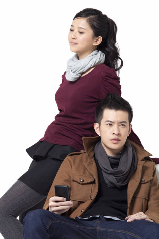 东方人,成年人,两个人,夫妻,坐,竖图,白色背景,正面,爱情,通讯,技术,手机,椅子,中国,亚洲,服装,浪漫,拿着,牛仔裤,休闲装,外套,衣服,围巾,背靠背,休闲,恩爱,恋人,服饰,生活方式,夹克,衣着,夹克衫,穿着,东亚,衣饰,茄克,异性恋,窘迫,认真,男人,男性,年轻男性,年轻女性,女人,女性,亚洲人,中国人,年轻人,夫妇,情侣,秋天,外衣,半身,彩图,影棚拍摄,短外衣,伴侣,态度,bj175