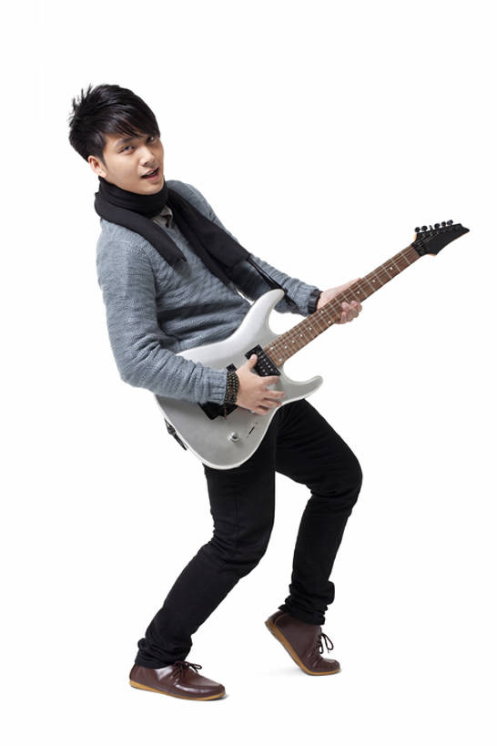 东方人,成年人,一个人,站,微笑,竖图,白色背景,正面,时尚,信心,中国,亚洲,仅一个男性,仅一个人,电吉他,吉他,音乐,弹奏,拿着,注视,牛仔裤,休闲装,仅一个年轻男性,围巾,观察,看,休闲,生活方式,观看,察看,酷,关注,吉他手,东亚,摇滚乐,认真,男人,男性,年轻男性,亚洲人,中国人,年轻人,秋天,彩图,全身,影棚拍摄,摇摆舞,态度,bj175