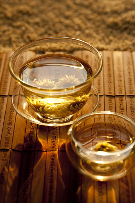 无人,竖图,俯视,茶,静物,沙子,茶道,饮食,饮料,花茶,汉字,摄影,竹简,中国文化,逆光,菊花茶,热饮,东亚文化,茶杯,彩图,高角度拍摄,影棚拍摄,bj175