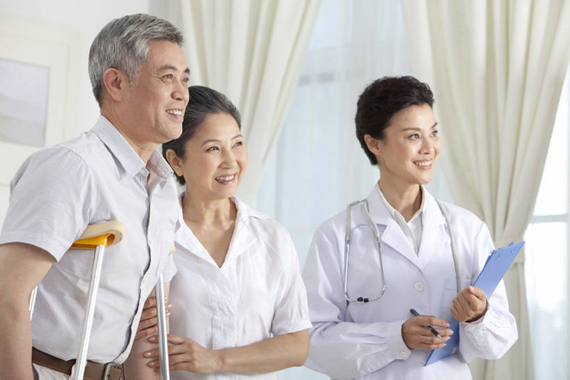 东方人,成年人,老年人,医生,客厅,微笑,横图,室内,正面,快乐,中国,亚洲,注视,观察,看,医护人员,医疗人员,职业,健康,服务,拐杖,观看,察看,医疗,起居室,关爱,关注,拜访,东亚,北京市,信任,老年男性,男人,男性,亚洲人,中国人,大夫,半身,彩图,物理疗法,家庭护理,bj175