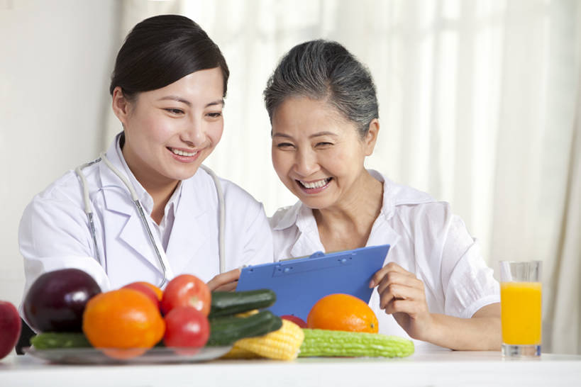 东方人,成年人,中年人,老年人,医生,客厅,微笑,横图,室内,正面,讨论,快乐,通讯,计划,蔬菜,水果,中国,亚洲,医护人员,医疗人员,职业,健康,服务,医疗,起居室,关爱,瘦身,拜访,东亚,健康食物,北京市,筹划,打算,信任,老年女性,女人,女性,亚洲人,中国人,大夫,半身,彩图,家庭护理,bj175