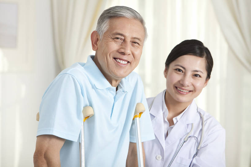 东方人,成年人,老年人,脸,头,脸颊,医生,客厅,微笑,横图,室内,正面,快乐,中国,亚洲,注视,肩膀,观察,看,医护人员,医疗人员,职业,健康,服务,拐杖,观看,察看,医疗,起居室,关爱,关注,拜访,东亚,北京市,信任,老年男性,男人,男性,亚洲人,中国人,头部,脸部,脸蛋,面部,大夫,彩图,物理疗法,家庭护理,bj175