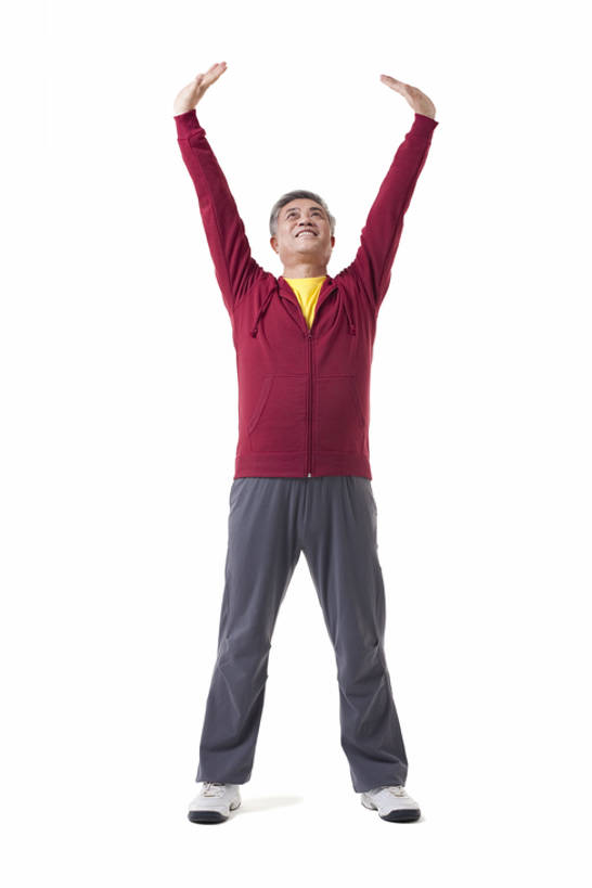 东方人,成年人,老年人,一个人,竖图,白色背景,正面,仰视,运动服,快乐,中国,亚洲,伸展,年轻,健康,享乐,东亚,老年男性,男人,男性,亚洲人,中国人,彩图,低角度拍摄,全身,影棚拍摄,bj175