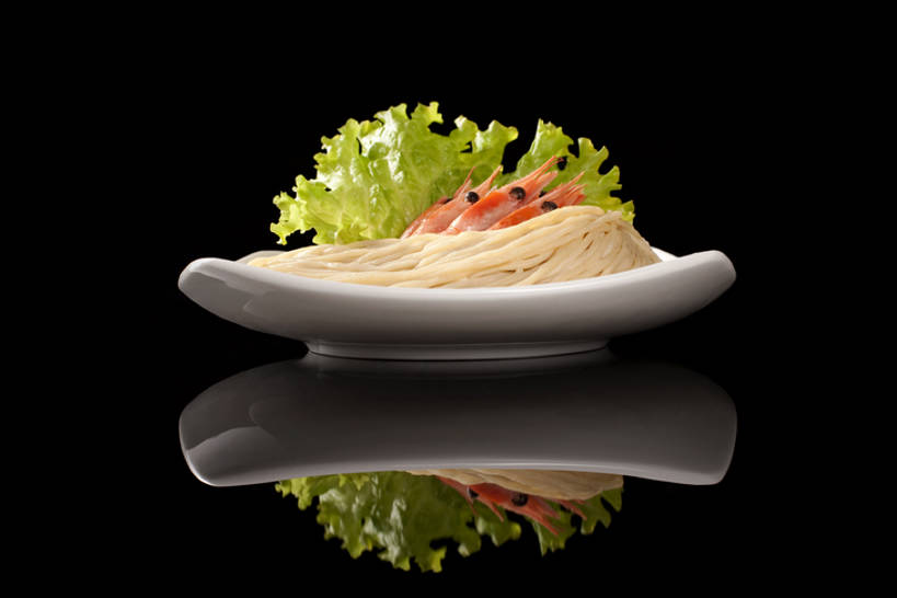 面条,无人,横图,静物,中国,亚洲,黑色背景,反射,虾,食品,餐盘,传统,小吃,主食,饮食,盘子,摄影,中国文化,东亚,健康食物,粤菜,海产,彩图,成分,bj175