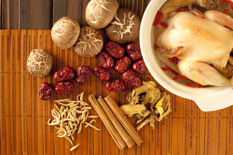 无人,横图,俯视,桌子,鸡,静物,中国,亚洲,完整,炖锅,蘑菇,鸡肉,汤,美味,食品,营养,传统,饮食,家禽,饮料,摄影,竹简,膳食,中国文化,营养品,中医,东亚,白肉,主菜,鸡汤,东亚文化,健康食物,彩图,高角度拍摄,传统文化,bj175