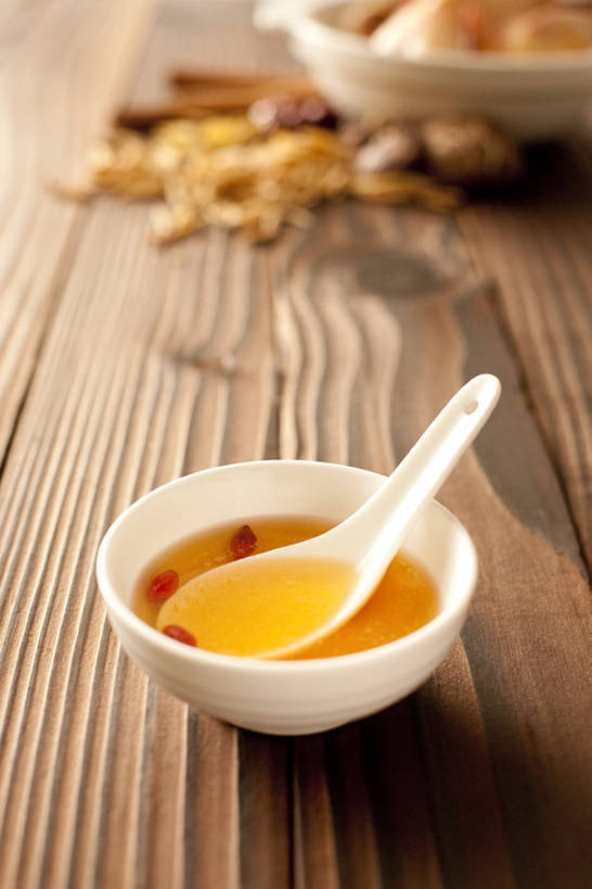 无人,竖图,俯视,桌子,鸡,静物,中国,亚洲,完整,炖锅,蘑菇,鸡肉,汤,美味,食品,营养,传统,饮食,家禽,饮料,汤匙,碗,摄影,竹简,枸杞,膳食,中国文化,营养品,中医,东亚,白肉,主菜,肉汤,鸡汤,东亚文化,健康食物,彩图,高角度拍摄,传统文化,bj175