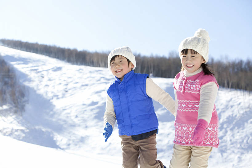 东方人,儿童,两个人,家庭,跑,笑,微笑,露齿笑,横图,室外,白天,快乐,友谊,幸福,纯洁,帽子,中国,亚洲,冬天,拿着,休闲装,小孩,蓝色,天空,围巾,寒冷,可爱,乐趣,童年,童趣,摄影,享乐,童真,东亚,烂漫,无邪,陪同,万里无云,编织帽,河北省,陪伴,天真,男孩,女孩,亚洲人,中国人,孩子,步行,手牵手,彩图,伴随,bj175