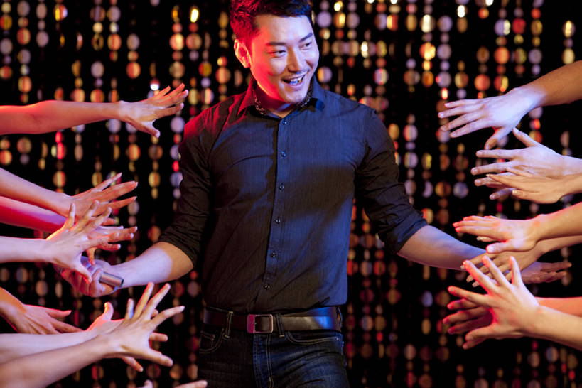 东方人,中年人,手,舞台,酒吧,笑,微笑,露齿笑,横图,室内,正面,衬衫,聚会,时尚,性感,夜生活,快乐,兴奋,幸福,热情,北京,中国,亚洲,五个人,刺激,乐趣,摄影,明星,ktv包厢,包厢,麦克风,酷,享乐,歌厅,夜总会,包房,东亚,ktv包房,男人,中年男性,亚洲人,中国人,半身,彩图,欢乐,卡拉ok,魅力,bj175