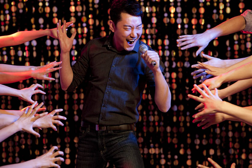 东方人,中年人,手,舞台,酒吧,笑,微笑,露齿笑,横图,室内,正面,衬衫,聚会,时尚,性感,夜生活,快乐,兴奋,幸福,热情,北京,中国,亚洲,五个人,拿着,刺激,乐趣,摄影,明星,ktv包厢,包厢,唱,麦克风,酷,享乐,歌厅,夜总会,包房,东亚,ktv包房,男人,中年男性,亚洲人,中国人,彩图,欢乐,卡拉ok,魅力,bj175