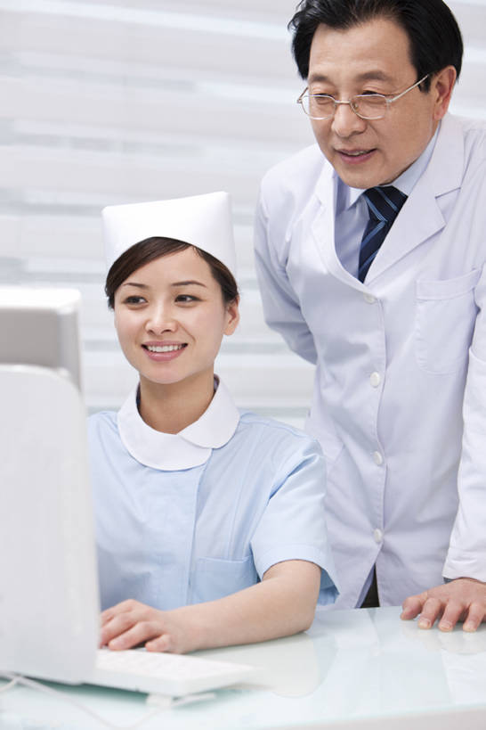 东方人,成年人,老年人,两个人,医生,护士,办公室,医院,坐,微笑,竖图,室内,白天,正面,制服,快乐,通讯,幸福,合作,团队,技术,北京,中国,亚洲,敲打,检查,工作,分析,联系,干净,输入,现代,打字,医护人员,医疗人员,职业,摄影,技巧,点击,协助,支撑,敲击,医疗,手艺,东亚,医疗机构,技能,技艺,按键,计算机,老年男性,男人,男性,年轻女性,女人,女性,亚洲人,中国人,年轻人,大夫,彩图,病院,诊所,妙技,本领,门诊部,口腔医学,诊疗室,bj175