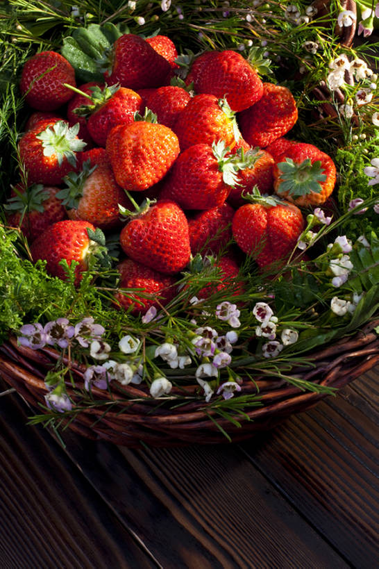 无人,竖图,俯视,室内,背景,水,桌子,草莓,静物,水果,中国,丰富,篮子,木材,木纹,食品,饮品,筐,花,食物,饮料,绿色,容器,概念,健康,摄影,多样,简单,可口,东亚,健康食物,适口,彩图,高角度拍摄,bj175