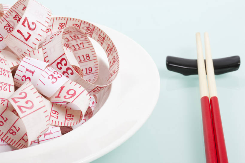 无人,横图,俯视,特写,白色背景,筷子,静物,餐具,北京,中国,亚洲,盘子,卷尺,概念,健康,摄影,测量工具,幽默,控制,创造力,瘦身,东亚,健康食物,彩图,高角度拍摄,影棚拍摄,bj175