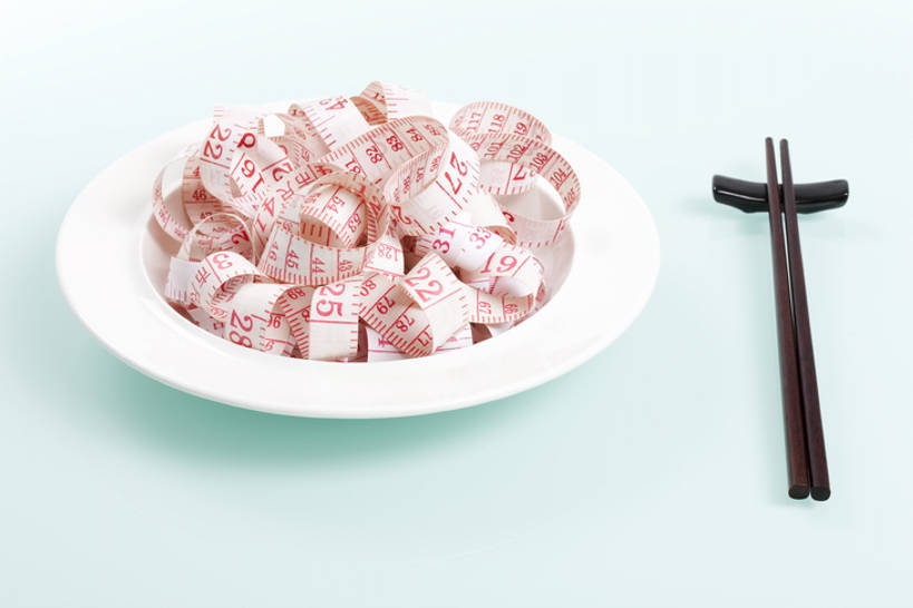 无人,横图,俯视,留白,白色背景,筷子,静物,餐具,北京,中国,亚洲,盘子,卷尺,概念,健康,摄影,测量工具,幽默,控制,创造力,瘦身,东亚,健康食物,彩图,高角度拍摄,影棚拍摄,bj175