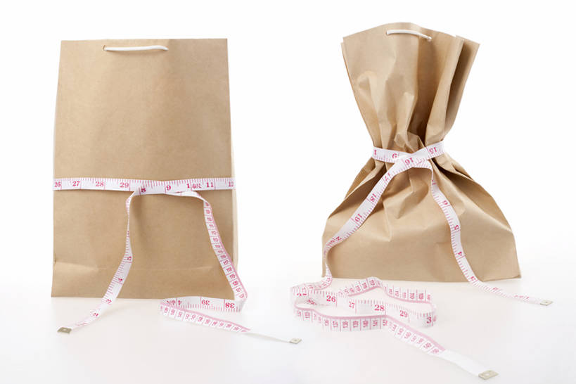 无人,竖图,留白,成功,静物,北京,中国,亚洲,测量,纸袋,两个,卷尺,概念,健康,比较,诱惑,摄影,测量工具,控制,成就,瘦身,东亚,彩图,影棚拍摄,bj175