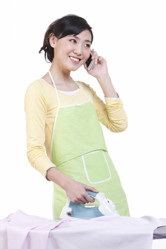 东方人,成年人,一个人,家庭,笑,打电话,微笑,露齿笑,竖图,白色背景,正面,家务,快乐,通讯,幸福,手机,北京,中国,亚洲,仅一个女性,准备,铁,围裙,联系,休闲装,温暖,温馨,一家人,摄影,影棚,家庭妇女,和睦,便利,享乐,安逸,摄影棚,忙碌,用具,熨衣板,东亚,北京市,年轻女性,女人,女性,亚洲人,中国人,年轻人,半身,彩图,影棚拍摄,欢乐,拍摄,融洽,家务劳动,一见钟情,bj175