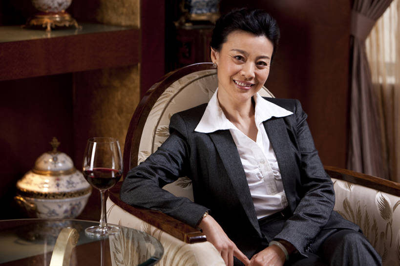 葡萄酒,东方人,成年人,中年人,老年人,一个人,商务人士,商务女性,宾馆,坐,笑,微笑,露齿笑,横图,室内,正面,商务,奢侈,快乐,满意,幸福,成功,信心,酒店,北京,中国,亚洲,仅一个女性,仅一个人,套装,豪华,二郎腿,注视,娱乐,大厅,会所,观察,看,仅一个中年女性,休息,红葡萄酒,放松,财富,俱乐部,摄影,生活方式,观看,酒家,华丽,旅社,权威,察看,领导,享乐,葡萄酒杯,成就,关注,华贵,肖像,商务装,工薪阶层,东亚,欧洲文化,富丽,华美,贵宾室,把握,老年女性,女人,女性,中年女性,亚洲人,中国人,白领,上班族,休闲活动,半身,彩图,客店,客栈,旅店,旅馆,商旅,华侈,奢华,首席执行官,上层阶级,社交,掌控,bj175
