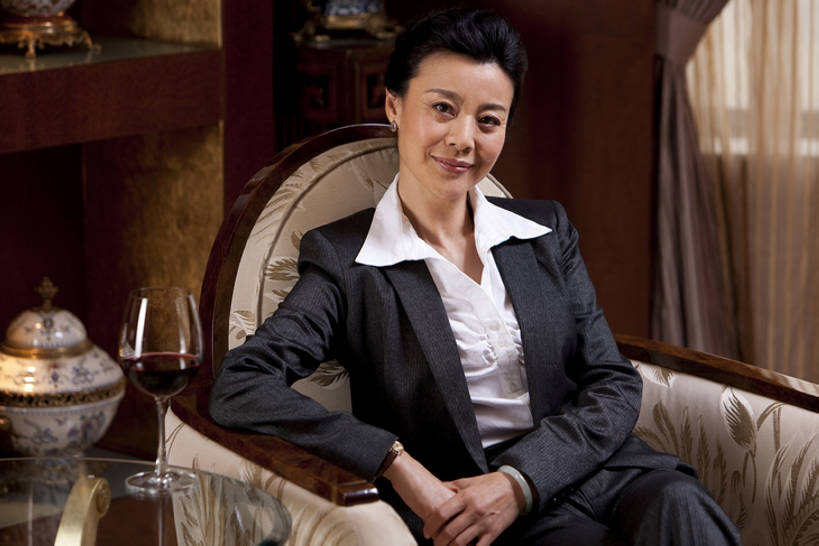 葡萄酒,东方人,成年人,中年人,老年人,一个人,商务人士,商务女性,宾馆,坐,横图,室内,正面,商务,奢侈,满意,成功,信心,酒店,北京,中国,亚洲,仅一个女性,仅一个人,套装,豪华,二郎腿,注视,娱乐,大厅,会所,观察,看,仅一个中年女性,休息,红葡萄酒,放松,财富,俱乐部,摄影,生活方式,观看,酒家,华丽,旅社,权威,察看,领导,享乐,葡萄酒杯,成就,关注,华贵,肖像,商务装,工薪阶层,东亚,欧洲文化,富丽,华美,贵宾室,把握,老年女性,女人,女性,中年女性,亚洲人,中国人,白领,上班族,休闲活动,半身,彩图,客店,客栈,旅店,旅馆,商旅,华侈,奢华,首席执行官,上层阶级,社交,掌控,bj175