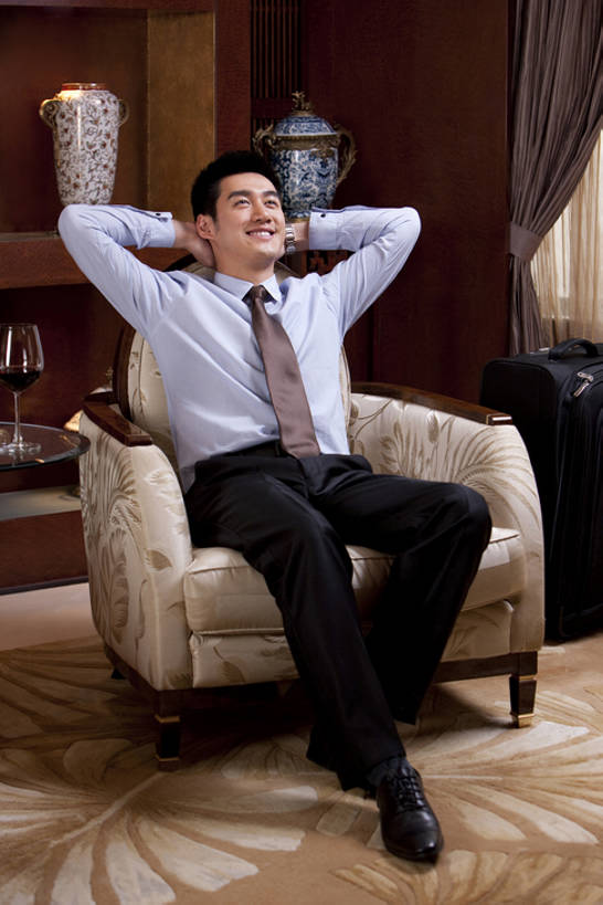 葡萄酒,东方人,成年人,一个人,商务人士,商务男性,宾馆,坐,躺,微笑,竖图,室内,正面,衬衫,商务,奢侈,快乐,满意,幸福,成功,信心,酒店,椅子,北京,中国,亚洲,仅一个男性,仅一个人,抱头,套装,豪华,娱乐,大厅,会所,仅一个年轻男性,休息,红葡萄酒,放松,财富,俱乐部,摄影,生活方式,酒家,华丽,旅社,双手抱头,扶手椅,享乐,葡萄酒杯,华贵,商务装,等,工薪阶层,东亚,欧洲文化,富丽,捧首,捧头,华美,贵宾室,无忧无虑,卧着,男人,男性,年轻男性,亚洲人,中国人,年轻人,白领,上班族,休闲活动,躺着,卧,彩图,全身,衬衣,旅行,客店,客栈,旅店,旅馆,商旅,华侈,奢华,头等舱,上层阶级,商务旅行,社交,bj175