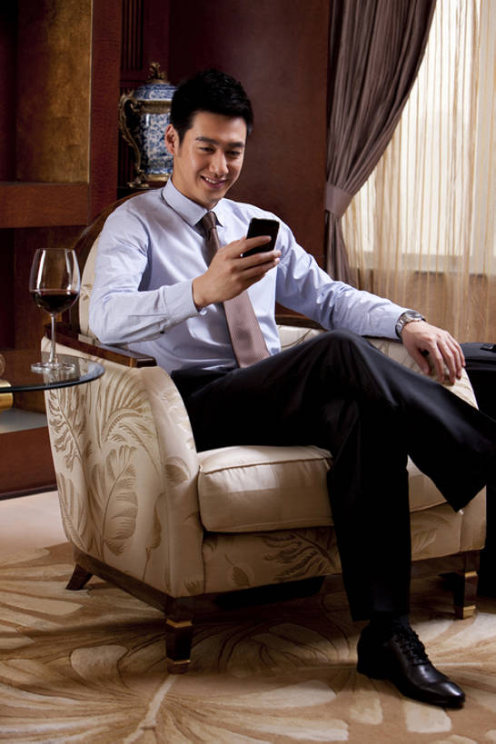 葡萄酒,东方人,成年人,一个人,商务人士,商务男性,宾馆,坐,微笑,竖图,室内,正面,衬衫,商务,奢侈,快乐,满意,幸福,成功,信心,互联网,酒店,手机,椅子,北京,中国,亚洲,仅一个男性,仅一个人,套装,豪华,联系,二郎腿,拿着,娱乐,大厅,会所,仅一个年轻男性,休息,红葡萄酒,放松,财富,俱乐部,摄影,生活方式,酒家,华丽,旅社,便利,扶手椅,享乐,葡萄酒杯,发短信,华贵,商务装,等,网上冲浪,工薪阶层,智能手机,东亚,欧洲文化,富丽,无线电技术,华美,贵宾室,无忧无虑,男人,男性,年轻男性,亚洲人,中国人,年轻人,白领,上班族,休闲活动,彩图,全身,衬衣,旅行,客店,客栈,旅店,旅馆,商旅,华侈,奢华,头等舱,上层阶级,商务旅行,社交,bj175