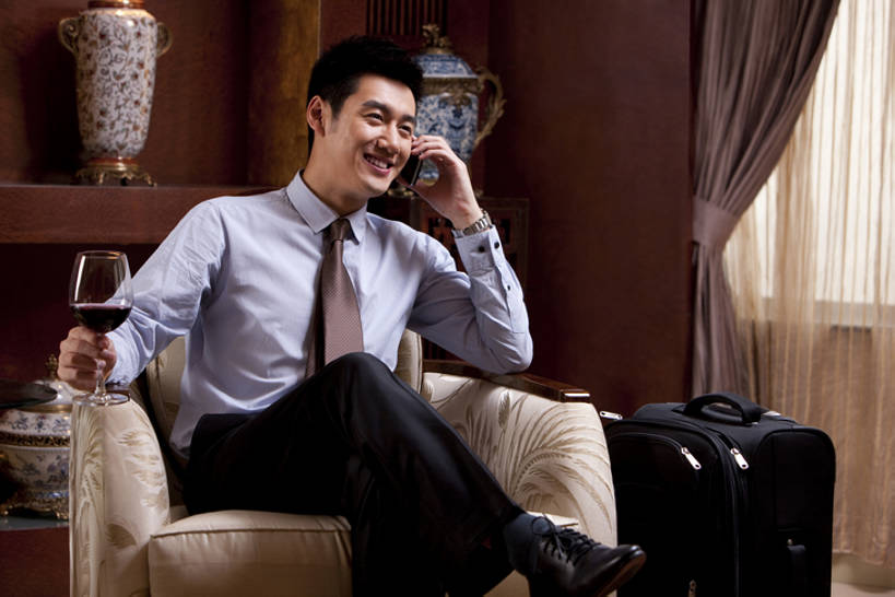 葡萄酒,东方人,成年人,一个人,商务人士,商务男性,宾馆,坐,微笑,横图,室内,正面,衬衫,商务,奢侈,快乐,满意,幸福,成功,信心,酒店,手提箱,手机,椅子,北京,中国,亚洲,仅一个男性,仅一个人,套装,豪华,联系,二郎腿,拿着,娱乐,大厅,会所,仅一个年轻男性,行李,休息,红葡萄酒,放松,财富,俱乐部,摄影,生活方式,酒家,华丽,旅社,便利,扶手椅,享乐,葡萄酒杯,华贵,商务装,等,工薪阶层,智能手机,东亚,欧洲文化,富丽,无线电技术,华美,贵宾室,无忧无虑,男人,男性,年轻男性,亚洲人,中国人,年轻人,白领,上班族,休闲活动,彩图,衬衣,旅行,客店,客栈,旅店,旅馆,商旅,华侈,奢华,头等舱,上层阶级,商务旅行,社交,bj175