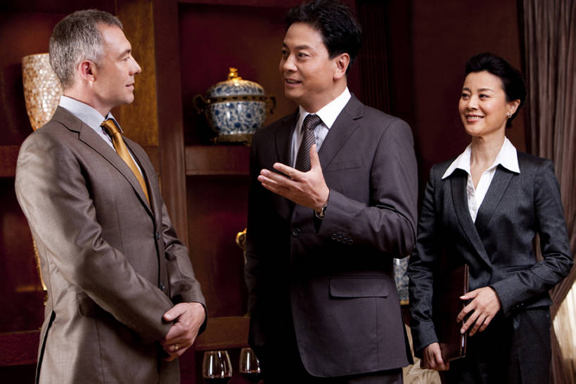 东方人,西方人,成年人,中年人,老年人,三个人,同事,商务人士,商务男性,商务女性,宾馆,站,微笑,横图,室内,正面,衬衫,商务,奢侈,讨论,快乐,幸福,成功,合作,团队,集体,信心,酒店,北京,欧洲,中国,欧洲人,亚洲,套装,开会,会议,豪华,听,娱乐,大厅,队伍,会所,手势,面对面,财富,投资,俱乐部,摄影,酒家,华丽,旅社,权威,领导,成就,华贵,商务装,合伙,领袖,工薪阶层,东亚,欧洲文化,富丽,华美,贵宾室,把握,老年男性,老年女性,男人,男性,女人,女性,白种人,亚洲人,中国人,白领,上班族,说话,彩图,衬衣,客店,客栈,旅店,旅馆,商旅,打手势,华侈,奢华,首席执行官,头等舱,上层阶级,商务会议,白色人种,社交,掌控,bj175