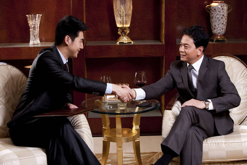 葡萄酒,东方人,成年人,中年人,老年人,两个人,商务人士,商务男性,宾馆,坐,握手,微笑,横图,室内,正面,衬衫,商务,奢侈,成功,信心,酒店,北京,中国,亚洲,套装,开会,会议,豪华,二郎腿,拿着,娱乐,大厅,会所,面对面,红葡萄酒,同意,财富,俱乐部,摄影,酒家,华丽,旅社,权威,专心,领导,扶手椅,葡萄酒杯,成就,华贵,商务装,合伙,工薪阶层,东亚,欧洲文化,富丽,华美,贵宾室,把握,老年男性,男人,男性,年轻男性,亚洲人,中国人,年轻人,白领,上班族,彩图,衬衣,旅行,客店,客栈,旅店,旅馆,商旅,华侈,奢华,首席执行官,上层阶级,商务会议,社交,掌控,bj175