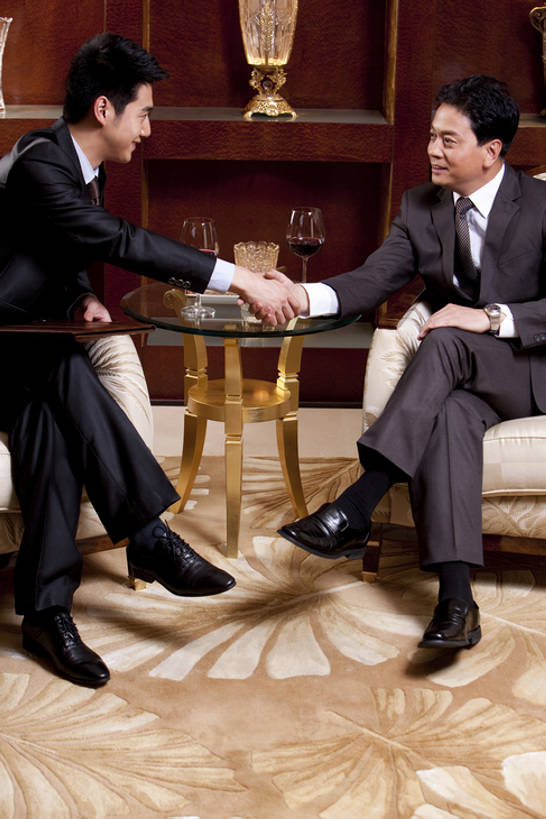 葡萄酒,东方人,成年人,中年人,老年人,两个人,商务人士,商务男性,宾馆,坐,握手,微笑,竖图,室内,正面,衬衫,商务,奢侈,成功,信心,酒店,北京,中国,亚洲,套装,开会,会议,豪华,二郎腿,拿着,娱乐,大厅,会所,面对面,红葡萄酒,同意,财富,俱乐部,摄影,酒家,华丽,旅社,权威,专心,领导,扶手椅,葡萄酒杯,成就,华贵,商务装,合伙,工薪阶层,东亚,欧洲文化,富丽,华美,贵宾室,把握,老年男性,男人,男性,年轻男性,亚洲人,中国人,年轻人,白领,上班族,彩图,全身,衬衣,旅行,客店,客栈,旅店,旅馆,商旅,华侈,奢华,首席执行官,上层阶级,商务会议,社交,掌控,bj175