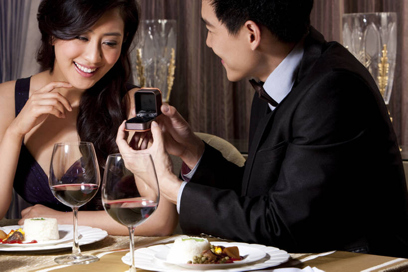 葡萄酒,东方人,成年人,两个人,夫妻,坐,横图,晚礼服,爱情,吃饭,快乐,幸福,餐桌,正装,浪漫,饮食,温暖,温馨,红葡萄酒,恩爱,乐趣,约会,恋人,摄影,生活方式,惊奇,和睦,高雅,享乐,宴会,华贵,钻石戒指,欧洲文化,陪同,陪伴,异性恋,男人,男性,年轻男性,年轻女性,女人,女性,亚洲人,中国人,年轻人,夫妇,情侣,休闲活动,彩图,餐馆,伴侣,融洽,伴随,bj175