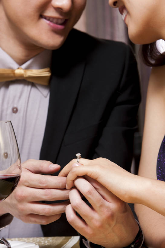 葡萄酒,东方人,成年人,两个人,夫妻,坐,竖图,特写,晚礼服,爱情,吃饭,快乐,幸福,餐桌,正装,浪漫,饮食,温暖,温馨,红葡萄酒,恩爱,乐趣,约会,恋人,摄影,生活方式,和睦,高雅,享乐,宴会,华贵,钻石戒指,欧洲文化,陪同,陪伴,异性恋,男人,男性,年轻男性,年轻女性,女人,女性,亚洲人,中国人,年轻人,夫妇,情侣,休闲活动,手牵手,彩图,餐馆,伴侣,融洽,伴随,bj175