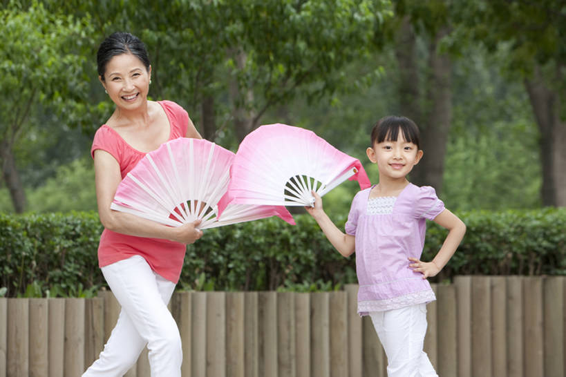 东方人,儿童,成年人,中年人,老年人,两个人,家庭,祖母,公园,微笑,横图,室外,白天,正面,锻炼,旅游,度假,游戏,快乐,满意,幸福,纯洁,美景,北京,中国,亚洲,并排,景观,年轻,玩,注视,休闲装,娱乐,传统,刺激,树,小孩,绿色,自然,夏天,叉腰,观察,看,手势,享受,休闲,健康,温暖,温馨,一家人,景色,放松,可爱,乐趣,童年,童趣,凝视,摄影,观看,活动,协助,和睦,察看,退休,享乐,发泄,关爱,关注,消遣,智力,中国文化,自然风光,亲情,爱好,童真,东亚,烂漫,无邪,陪同,宣泄,技能,陪伴,无忧无虑,天真,老年女性,女孩,女人,女性,亚洲人,中国人,孩子,孙女,玩耍,嬉戏,彩图,全身,欢乐,舞蹈,融洽,打手势,传统文化,精力,人老心不老,扇舞,摆拍,代沟,伴随,bj175