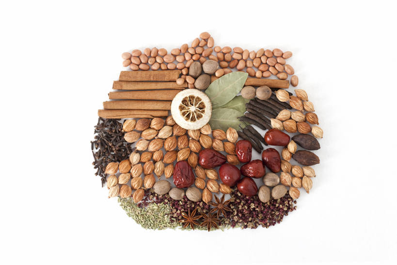 无人,横图,俯视,留白,白色背景,萱草,花生,静物,中国,亚洲,许多,准备,丰富,干燥,材料,炖锅,调料,调味,香料,佐料,食品,肉桂,调味品,很多,饮食,茴香,健康,枣,摄影,影棚,多样,八角,八角茴香,大茴香,肉豆蔻,创造力,草本,摄影棚,东亚,月桂叶,香叶,荜拨,八月珠,舶茴香,大料,作料,天竺桂,香桂叶,桂叶,丁香,月桂,胡椒,彩图,高角度拍摄,影棚拍摄,拍摄,陈皮,砂仁,成分,bj175