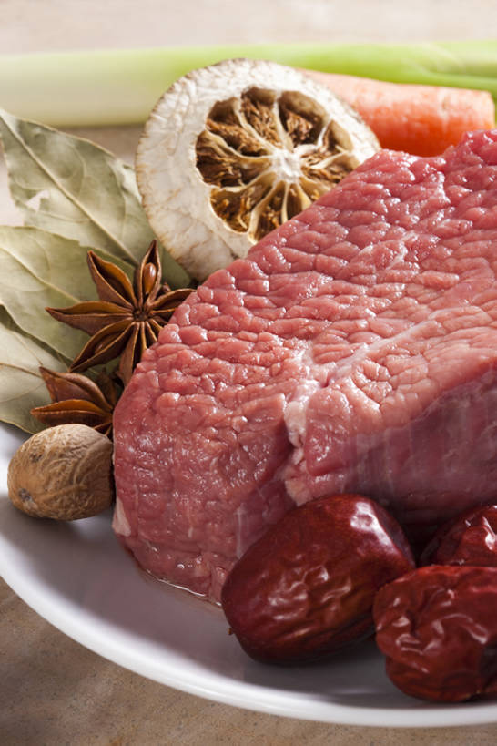 无人,竖图,特写,静物,中国,亚洲,准备,干燥,材料,瓷器,葱,调料,调味,肉,香料,佐料,牛排,牛肉,食品,调味品,饮食,盘子,茴香,摄影,多样,部分,八角,八角茴香,大茴香,肉豆蔻,膳食,草本,清新,横截面,东亚,枣椰子,月桂叶,香叶,肌理,炖牛肉,八月珠,舶茴香,大料,作料,天竺桂,香桂叶,桂叶,月桂,彩图,影棚拍摄,陈皮,成分,bj175