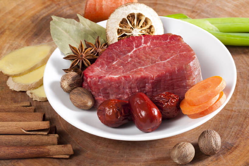 无人,横图,特写,胡萝卜,蔬菜,静物,中国,亚洲,准备,材料,瓷器,葱,调料,调味,香料,佐料,牛肉,食品,案板,肉桂,调味品,饮食,盘子,茴香,摄影,多样,八角,八角茴香,大茴香,肉豆蔻,膳食,草本,东亚,枣椰子,月桂叶,香叶,肌理,炖牛肉,八月珠,舶茴香,大料,作料,天竺桂,香桂叶,桂叶,月桂,生姜,彩图,影棚拍摄,陈皮,成分,bj175