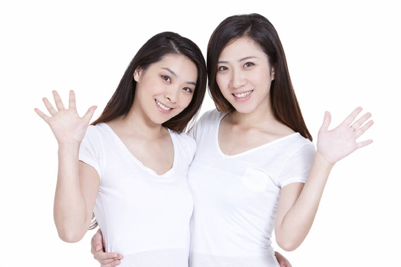 东方人,成年人,一个人,两个人,举,笑,微笑,露齿笑,横图,特写,留白,白色背景,正面,快乐,友谊,幸福,北京,中国,亚洲,仅一个年轻女性,仅一个女性,仅一个人,内衣,睡衣,并排,挥手,注视,白色,观察,看,托,休闲,健康,放松,乐趣,搭,摄影,影棚,生活方式,观看,察看,舒适,享乐,迷人,搭着,关注,摄影棚,问候,肖像,东亚,陪同,陪伴,年轻女性,女人,女性,亚洲人,中国人,年轻人,长发,举起,举手,举着,向上举,向上伸,向上托,半身,彩图,影棚拍摄,欢乐,拍摄,闺密,挨着,伴随,bj175