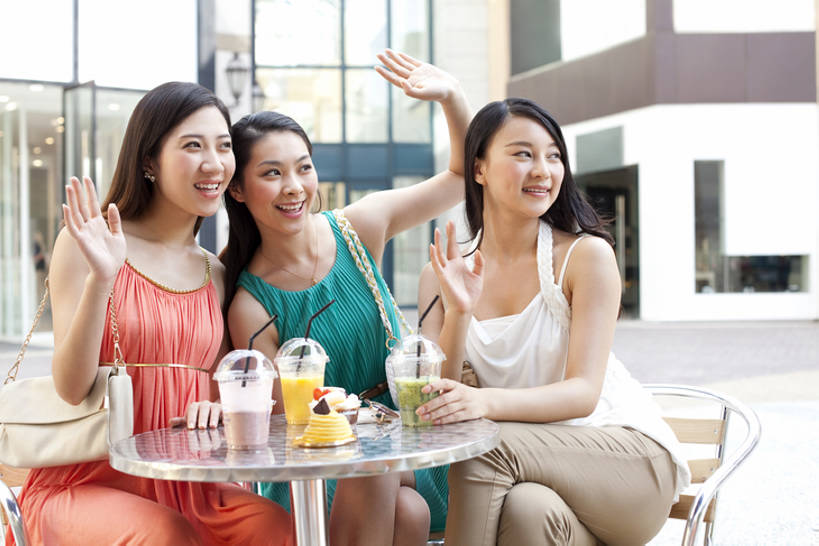 东方人,成年人,一个人,三个人,坐,举,笑,微笑,露齿笑,横图,室外,白天,聚会,时尚,下午茶,快乐,友谊,幸福,消费,桌子,城市,北京,中国,亚洲,仅一个年轻女性,仅一个女性,仅一个人,食品,挥手,现代,饮食,顾客,饮料,夏天,托,休闲,放松,乐趣,摄影,生活方式,活动,高雅,优美,享乐,迷人,都市风光,问候,东亚,陪同,陪伴,露天咖啡馆,无忧无虑,年轻女性,女人,女性,亚洲人,中国人,年轻人,长发,休闲活动,举起,举手,举着,说话,向上举,向上伸,向上托,彩图,欢乐,咖啡馆,闺密,挨着,伴随,bj175